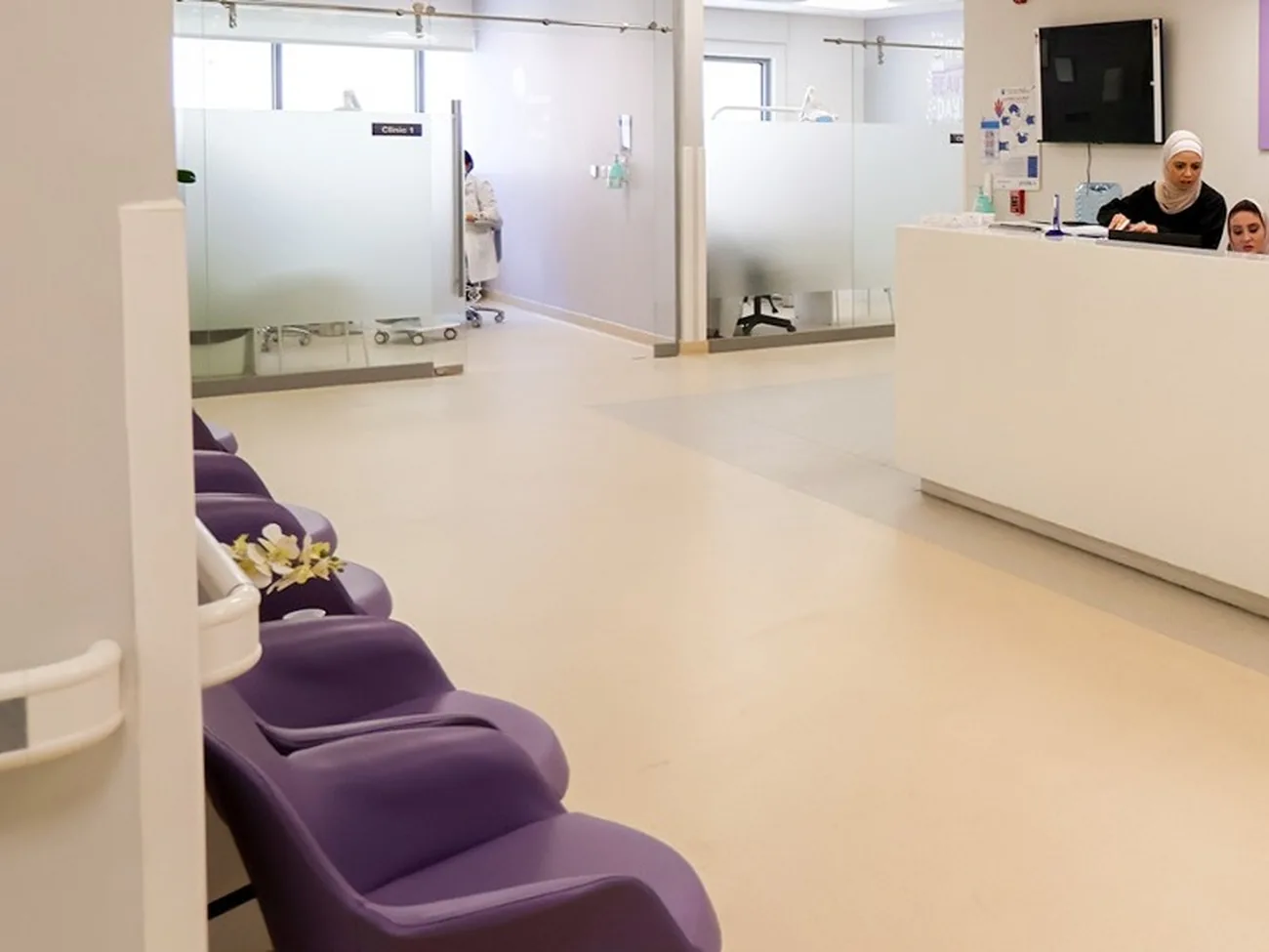 Recepția luminoasă a unei clinici medicale, cu o asistentă la birou